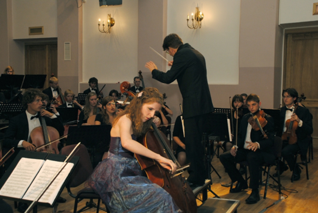 Nīderlandes mūzikas augstskolu studentu simfoniskais orķestris Bauskā sniedza vienu no četriem Latvijā paredzētajiem koncertiem. 
Autors: Ivars Bogdanovs