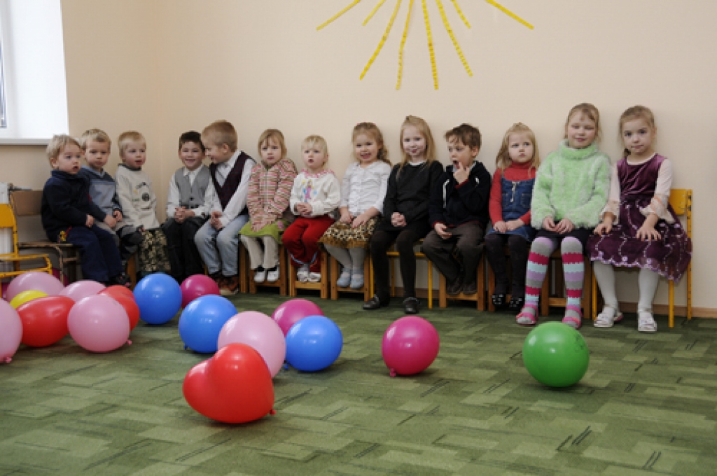 Tiek saglabāta pirmsskolas grupa, mazie tāpat kā līdz šim turpinās nodarbības Kurmenes skolas ēkā.
Autors: no «Bauskas Dzīves» arhīva.