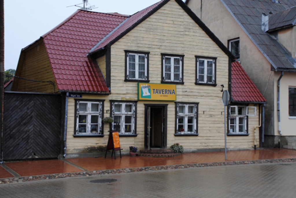 Kafejnīcai «Taverna» telpu nomas līgums beidzas šoruden. «Tavernas» pārstāvji nebija informēti par ēkas saimnieka ieceri līgumu nepagarināt un ēstuves vietā ierīkot spēļu zāli. 
Autors: Ivars Bogdanovs