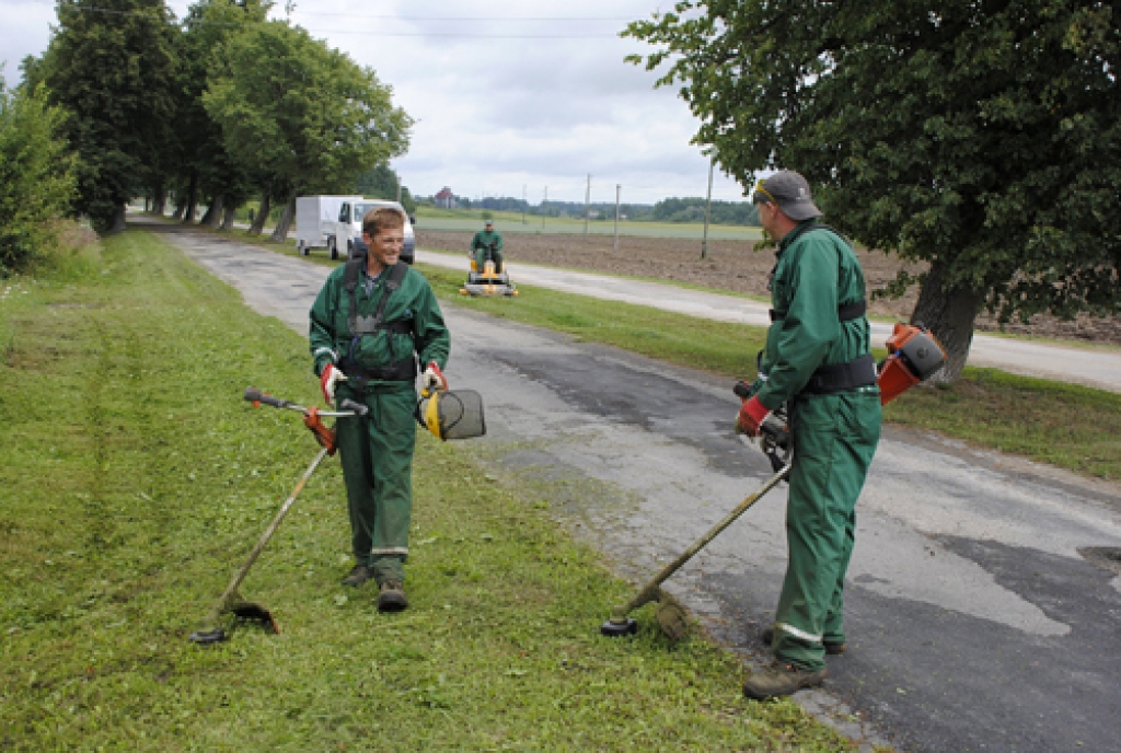 SIA «Vides serviss» mobilā pļāvēju brigāde kopj teritoriju Brunavas pagastā. 
Autors: Ivars Bogdanovs
