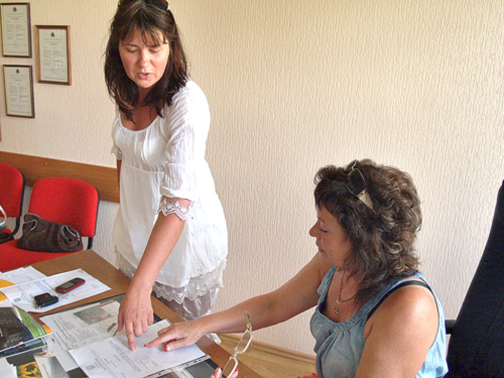 Iecavas vidusskolas direktore Agra Zaķe (no labās) un 12.c klases audzinātāja Ilvija Ķurbe gandarītas par šī gada absolventu sniegumu centralizētajos eksāmenos.
Autors: Antra Ērgle