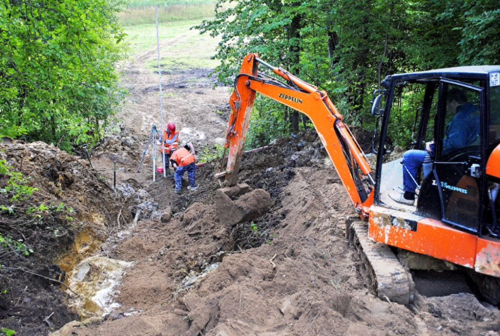 SIA «Lokširs» vīriem Brunavas pagasta Ērgļos darbi pašlaik jāveic ļoti grūtā posmā – stāvā nogāzē. 
Autors: Ivars Bogdanovs