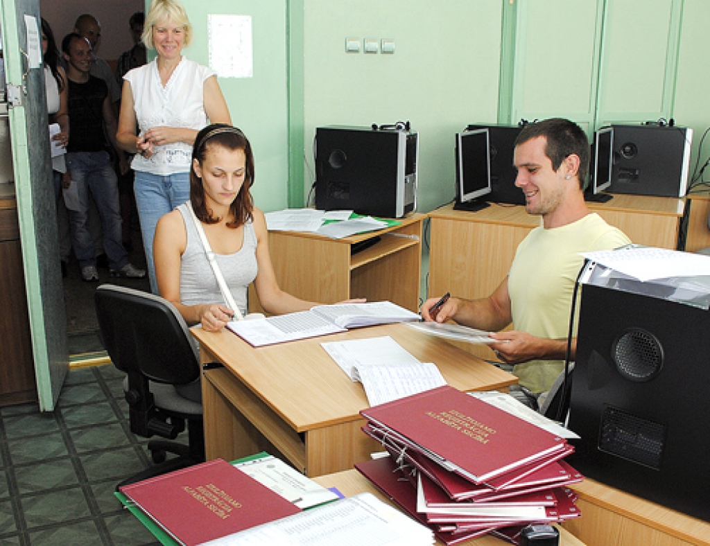 Centralizēto eksāmenu sertifikātus 13. jūlijā saņēma arī Bauskas 2.vidusskolas absolventi Sintija Kvedera un Oskars Lisovs.
Autors: Ivars Bogdanovs