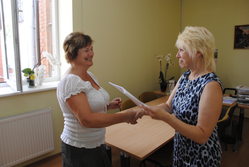 Bauskas novada izglītības pārvaldes vadītāja Aija Spriņķe (no labās) 22 absolventu sertifikātus pasniedz Īslīces vidusskolas direktorei Vijai Ielejai. 
Autors: Ivars Bogdanovs