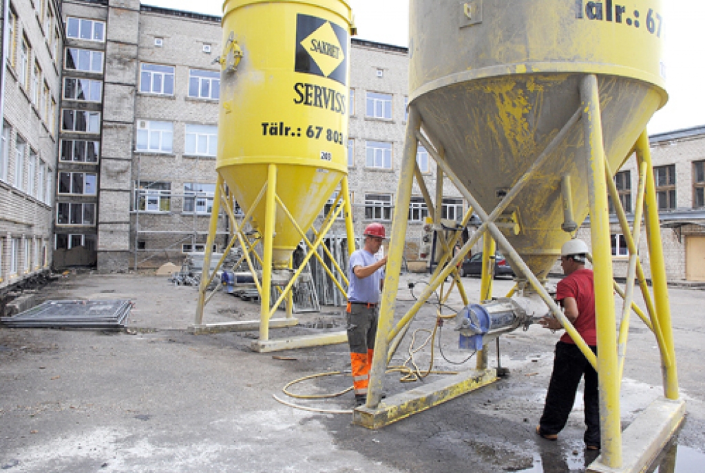 Sagatavošanas darbi Saulaines profesionālās vidusskolas ēkas siltināšanai jau veikti jūnija beigās.
Autors: no «Bauskas Dzīves» arhīva.