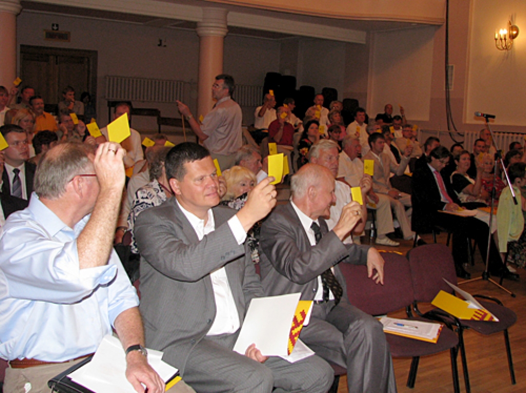 Apvienības „Tēvzemei un Brīvībai”/LNNK 17. ārkārtas kongresā vēsturisks brīdis, tiek balsots par apvienošanos ar partiju „Visu Latvijai”.
Autors: Vilnis Auzāns