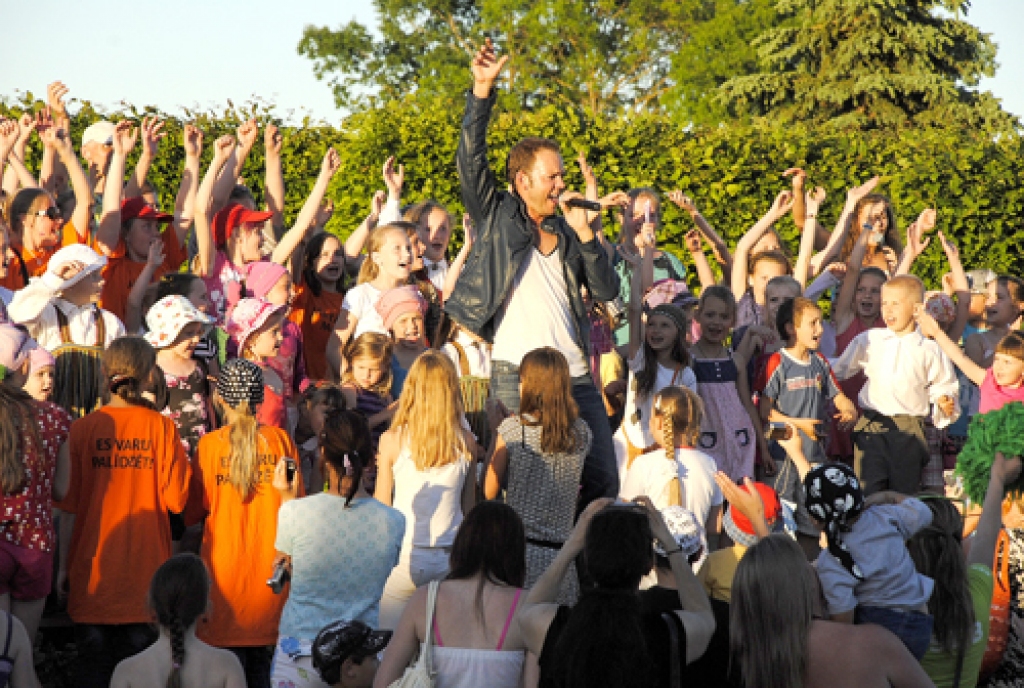 Lauris Reiniks mūspuses novadu svētkos ir «uz izķeršanu». 6.augustā dziedās Bauskā, bet 4.jūnijā viņš jau priecēja fanes Rundāles novada svētkos (attēlā).
Autors: no «Bauskas Dzīves» arhīva.