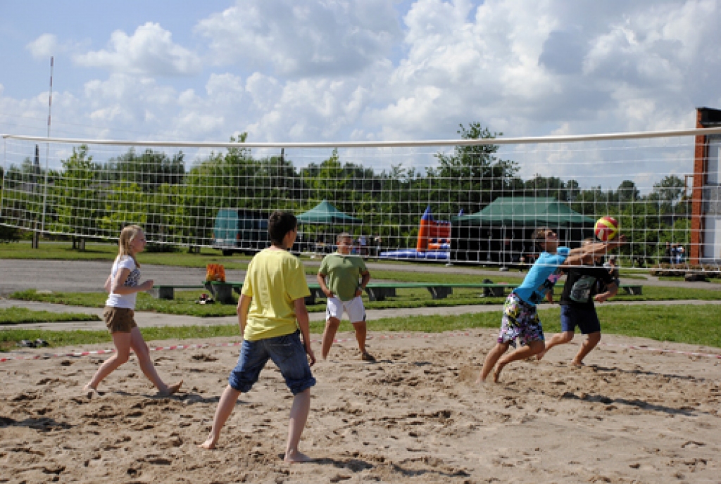 Pludmales volejbola mačs atjaunotajā sporta laukumā pie Viesturu kultūras centra.
Autors: Ivars Bogdanovs