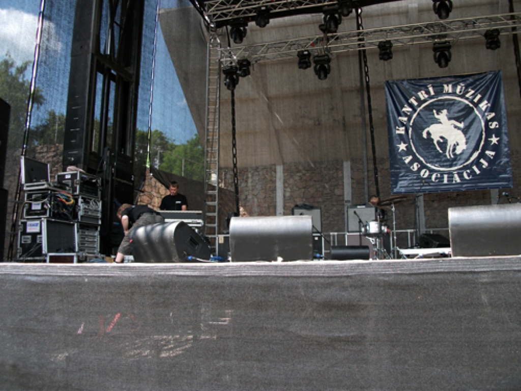 Piektdienas pusdienlaiks Bauskas pilskalnā, notiek gatavošanās un iekārtošanās Kantrifestāvalam. Tas sāksies 8.jūlijā plkst. 19.
Autors: Kristaps Ābelnieks