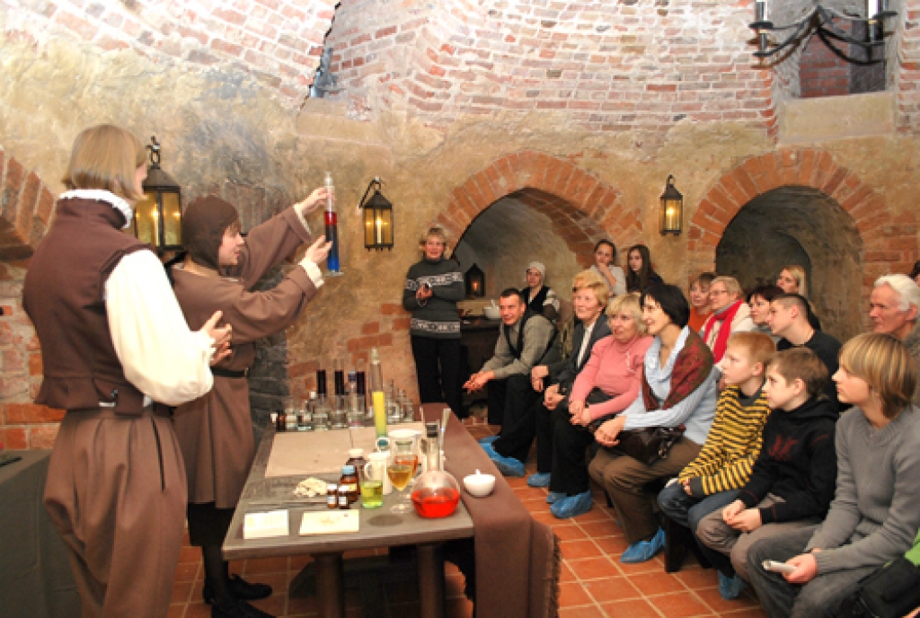 Mihaila Haļitova un Artura Zariņa alķīmijas (pārveidošanas mākslas) seanss Bauskas pilī jau bija skatāms pērn.
Autors: no «Bauskas Dzīves» arhīva.