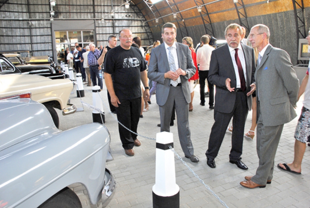 Rīgas Motormuzeja Bauskas filiāles svinīgajā atklāšanā ekspozīcijas pārzinātājs Māris Bērziņš (no kreisās) ar viesiem: satiksmes ministru Uldi Auguli, CSDD direktora vietnieku Jāni Kanceviču un Motormuzeja direktoru Aivaru Aksenoku. 
Autors: Ivars Bogdanovs