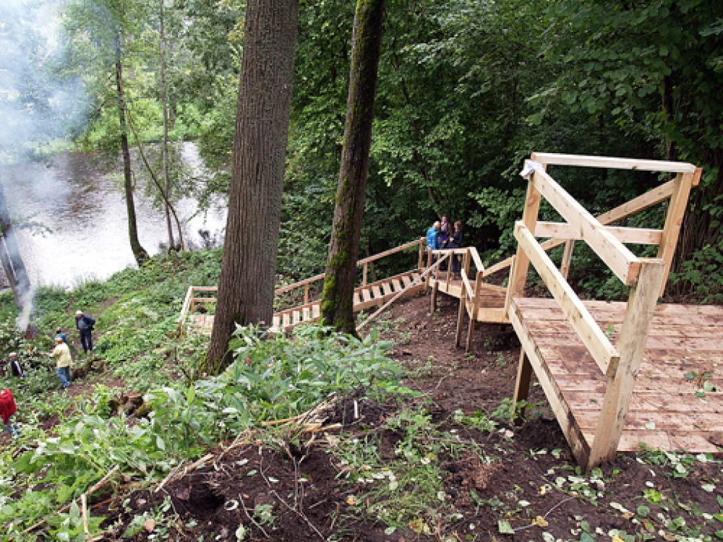 Līdzās pērn uzliktajām kāpnēm augstajā krastā tiks uzstādīta skatu platforma.
Autors: Antra Ērgle