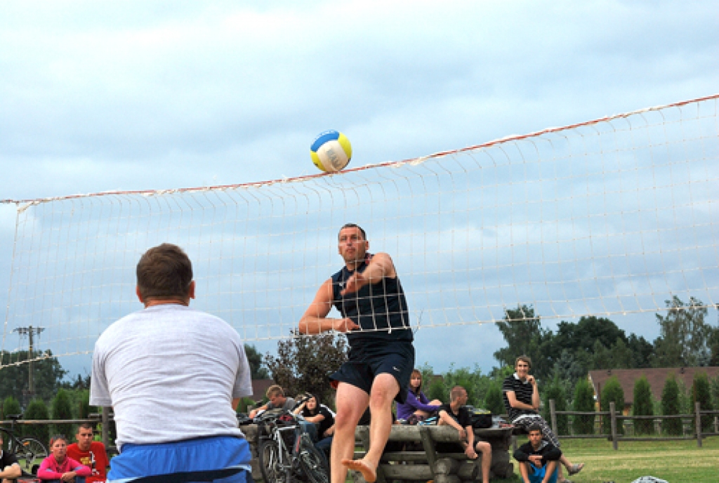 Aigars Skrastiņš, komandas «Viestarti» spēlētājs, gremdē bumbu. 
Autors: Uldis Varnevičs
