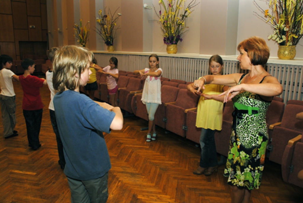 Kaut Īslīces kultūras namā rit vasaras nodarbības, sporta deju skolotāja Lidija Dāvide tās vada prasīgi un pamatīgi. Pirmie jaunās sezonas konkursi paredzēti jau septembrī.
Autors: Ivars Bogdanovs