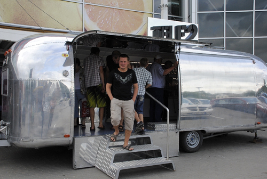 No trim mobilo pakalpojumu operatoriem savējo visērtāk atrast «Tele 2» klientiem. Uz trotuāra pie lielveikala novietots speciālais «Tele 2» treilers. 
Autors: Ivars Bogdanovs