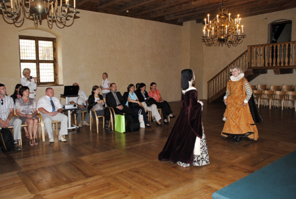 Bauskas pilī pirms oficiālās sarunu daļas horvāti noskatījās viduslaiku deju priekšnesumu.
Autors: Ivars Bogdanovs