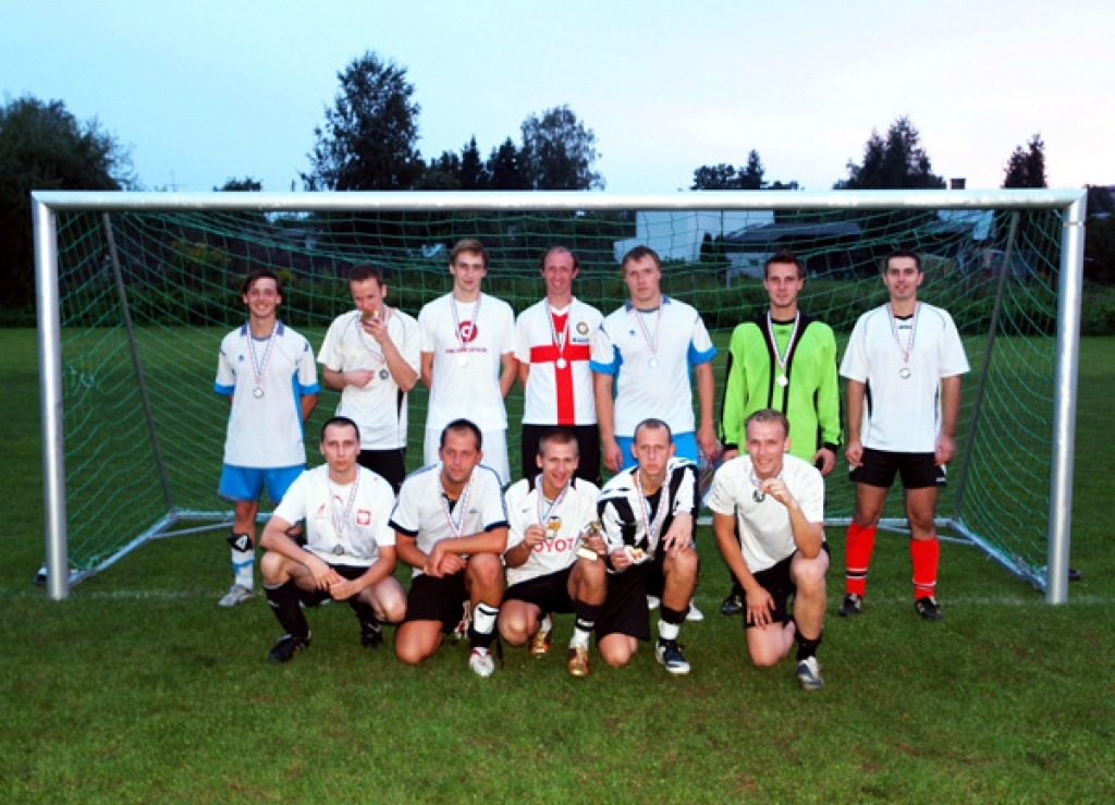 Iecavas komanda „Ballu motors” pagājušajā gadā. Viņi 2010.gada turnīrā ieguva otro vietu, kļūdami par labākajiem iecavniekiem. Kauss pērn aizceļoja uz Jelgavu.
Autors: no www.iecava.lv