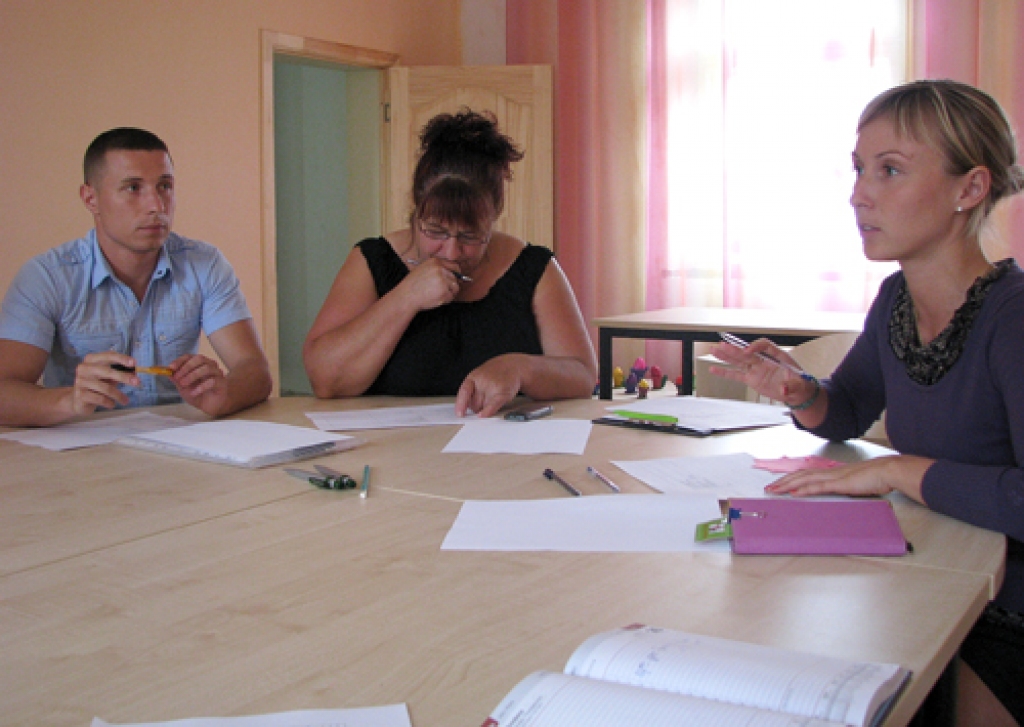 Apspriede 4.jūlijā. Bauskas novada Bērnu un jauniešu centra speciālistes Solvitas Jirgensones (no labās) teiktajā ieklausās baušķenieks Māris Palma un deputāte Rudīte Čakāne. 
Autors: Vilnis Auzāns