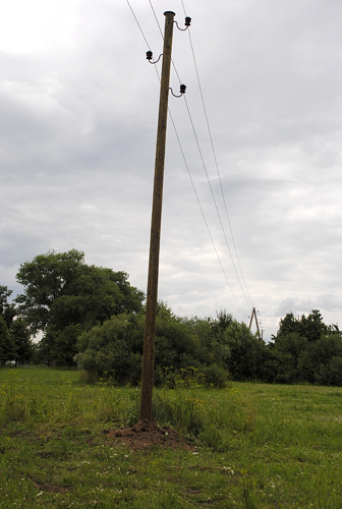 Īlenu mājas iedzīvotāji Pilsrundālē redzējuši, kā nokūpējis elektrolīnijas balsts un kā pirmdien atbraukuši montieri, noņēmuši veco un uzlikuši attēlā redzamo jauno stabu. 
Autors: Ivars Bogdanovs