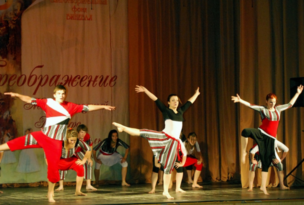 Bauskas kultūras centra deju kopa «Lēra» dejo starptautiskā konkursā – festivālā «Pārvērtības» – Krievijas pilsētā Sanktpēterburgā.
Autors: no K. Vīgupas albuma.