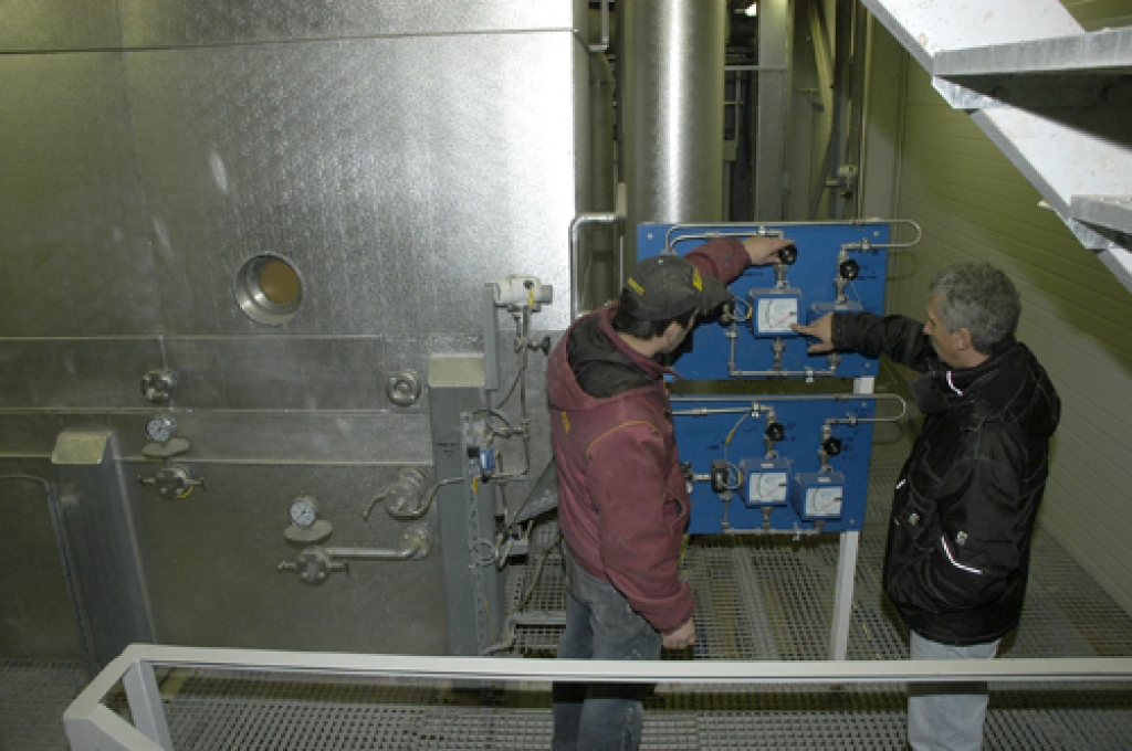 Uzņēmuma «Jaunpagasts plus» Iecavas ražotnē notikusi iekārtu rekonstrukcija, ražošanas telpu remonts un tehnikas apkope. Pašlaik gan darbs apstājies.
Autors: no «Bauskas Dzīves» arhīva.