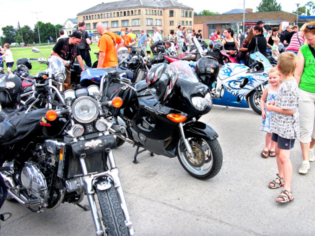 Pirms parādes brauciena krāšņie motocikli bija novietoti laukumā iepretim lielveikalam «Rimi». Ikviens interesents varēja tajos iesēsties un nobildēties.
Autors: Kristaps Ābelnieks