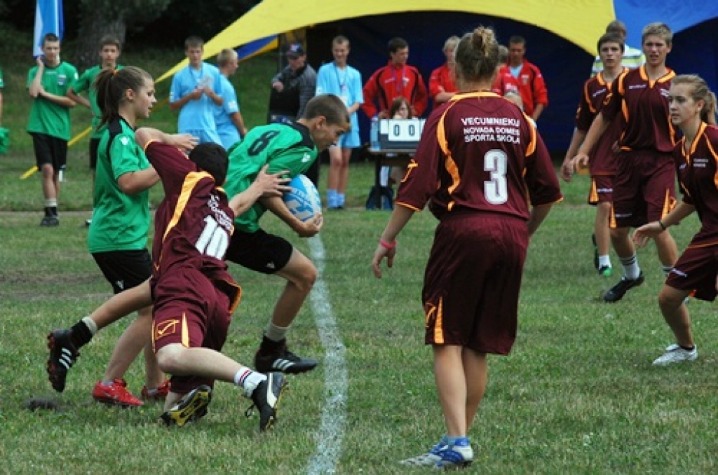 Vecumnieku regbija komanda (sarkanbrūnajos tērpos) izcīnīja sudraba medaļas.
Autors: Uldis Varnevičs