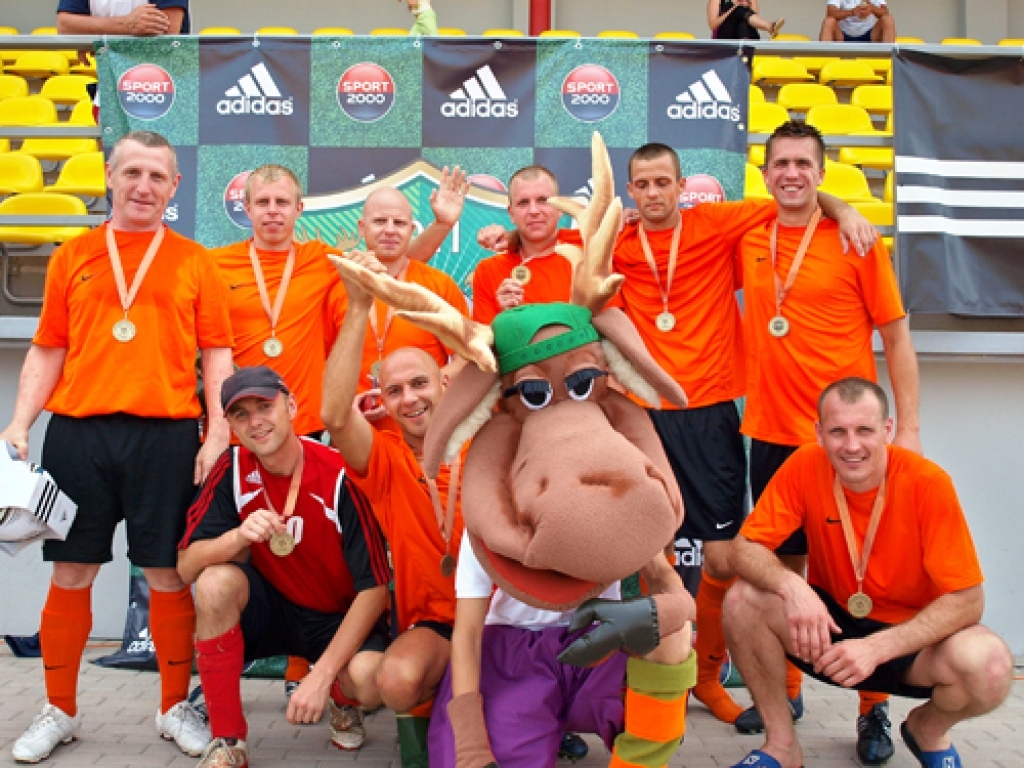 Bauskas novada futbolkomanda «Rainis» – 31 komandas konkurencē izcīnīta trešā vieta un iespēja spēlēt finālā. Pirmajā rindā pirmais no labās Ingus Panteļējevs, kurš soda sitienos raidīja izšķirošo bumbu pretinieka vārtos.
Autors: Guntis Lazdāns