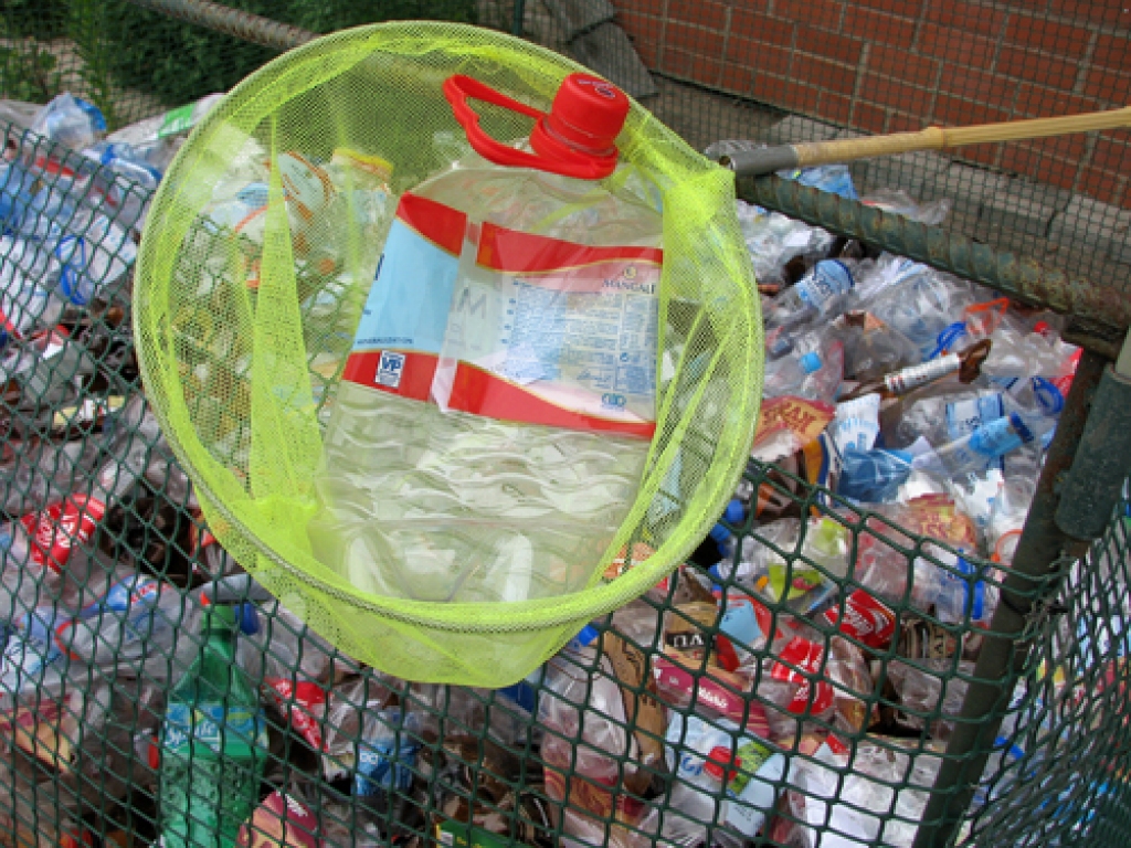 Taureņu ķeramajā tīkliņā šoreiz baušķenieces Evitas Ķiveres saplacinātā PET  pudele. Tā izrādījusies veiksmīga, un E. Ķiverei būs iespēja pusgadu bez maksas abonēt kādu no izdevniecības «Dienas žurnāli» izdevumiem. 
Autors: Vilnis Auzāns