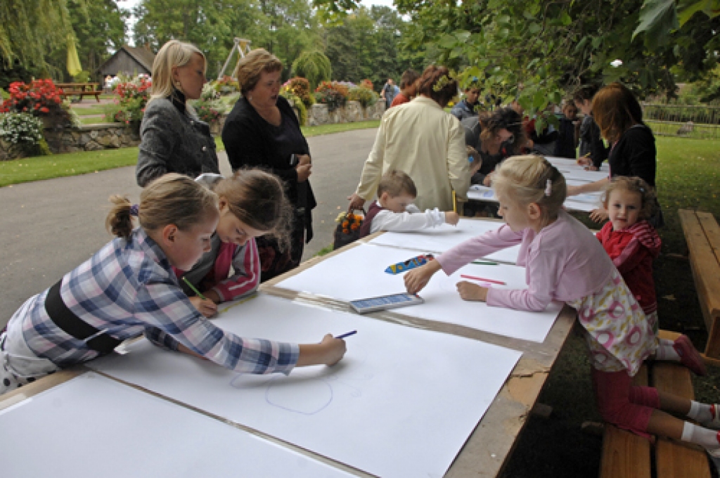 Gailīšu pagasta atpūtas kompleksā «Miķelis» rīkotajos Bērnības svētkos astoņi bērni ieguva oficiāli apstiprinātus krustvecākus. Pasākums notika 28. augustā un pulcināja ne tikai nākamos krustbērnus, bet arī daudzus citus jauniešus un viņu...
Autors: Ivars Bogdanovs