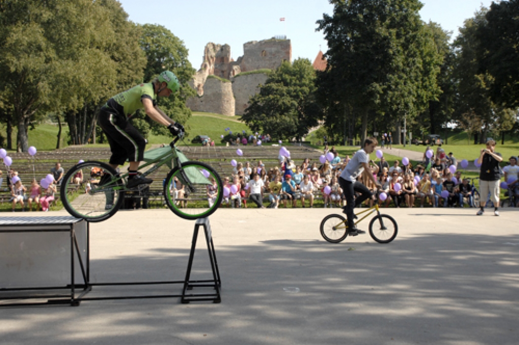 Bauskas pilskalna estrādē piektdien, 26. augustā, pāris simtu dažāda vecuma cilvēku Bauskas novada pirmajā jauniešu dienā «Mēs... 2011» baudīja daudzveidīgu programmu vairāku stundu garumā.
Jaunieši vēroja priekšnesumus, iesaistījās...
Autors: Ivars Bogdanovs