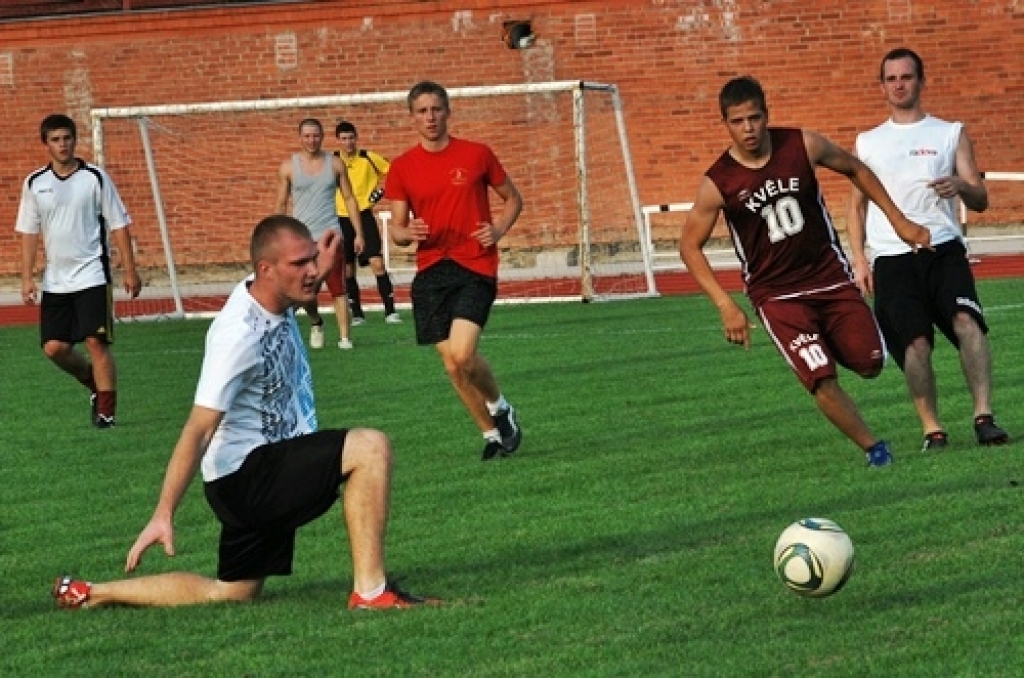 Šīs nedēļas nogalē risināsies Bauskas novada atklātā futbola čempionāts. Tā kā frisbija spēļu laikā lielā lietus dēļ stipri cieta laukuma zāliens, futbolistiem bija  pusotras nedēļas pārtraukums. Tagad kājbumbas spēlētāji gatavojas...
Autors: Uldis Varnevičs