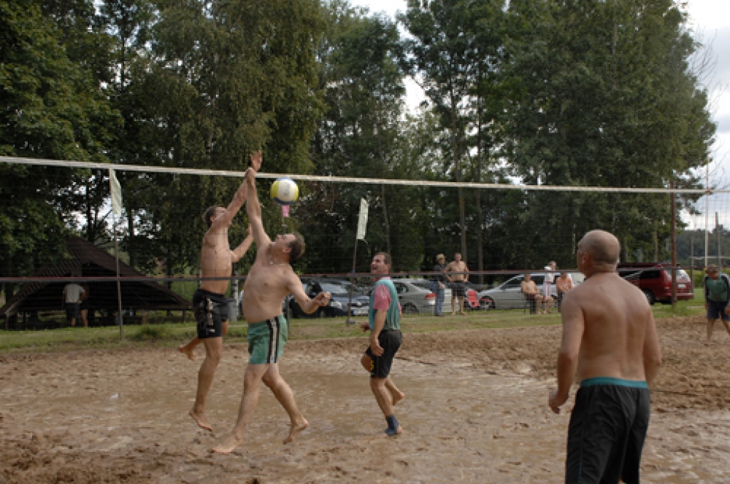 Svētdien, 21. augustā, «Īslīčos» uz pēdējo posmu bija ieradušās deviņas vīru un divas dāmu komandas. Šīs sacensības mūsu novadu sportistu vidū ir kļuvušas par iecienītu pasākumu. 
Sacīkšu organizators Alfrēds Graudiņš informēja, ka pirmo...
Autors: Ivars Bogdanovs