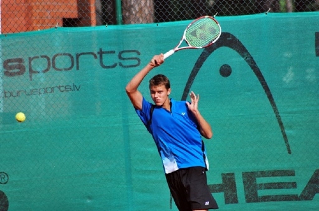 Brāļi Jānis un Mārtiņš Podžus no Vecsaules pagasta piedalījās Latvijas čempionātā tenisā, kas notika no 13. līdz 20. augustam Jūrmalā, tenisa centrā Lielupe. 

Mārtiņš Podžus 17. augusta rītā pārliecinoši apspēlēja Arkādiju Slobodkinu –...
Autors: Uldis Varnevičs