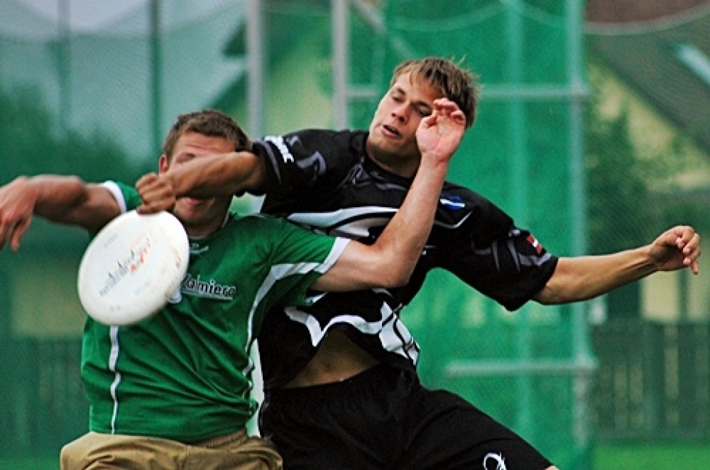 Bauskas novada pašvaldības sporta bāzē noskaidrotas Latvijas labākās vienības frisbijā – komandu sportā ar lidojošā šķīvīša mešanu un ķeršanu. 

Sacensībās piedalījās piecas vīriešu un trīs dāmu komandas no Rīgas, Valmieras, Salaspils,...
Autors: Uldis Varnevičs