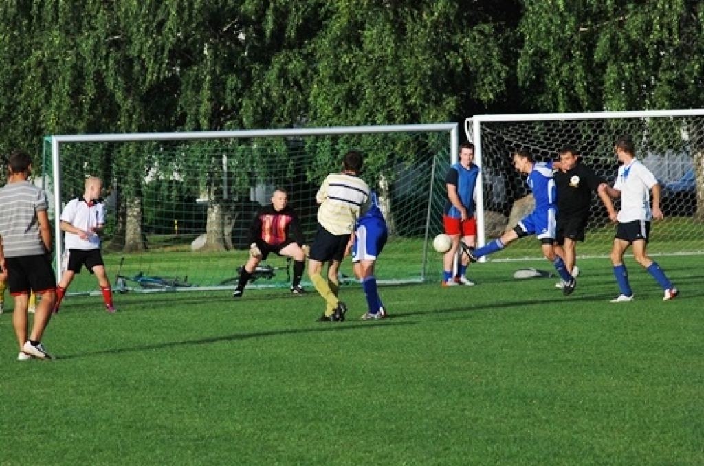 Trešdien, 10. augustā, pirmās Iecavas vidusskolas futbola laukumā tikās «Santos» un «Ballu motors» komandas. Pirmie rezultātu atklāja «Santos», kad izgājienā kļūdījās pretinieku vārtsargs Mihails Kohanovičs un vārtus guva Juris Ludriķis....
Autors: Uldis Varnevičs