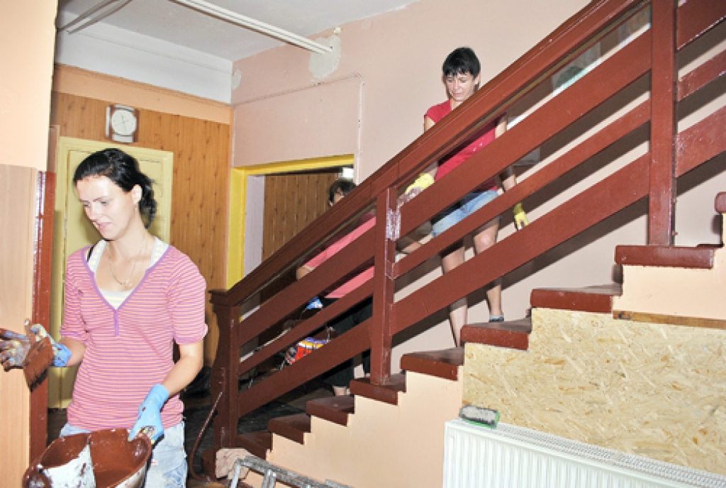 Bārbeles pamatskolas tehniskais personāls ir izveidojis draudzīgu remontbrigādi. Priekšplānā – Laura Pakalne.