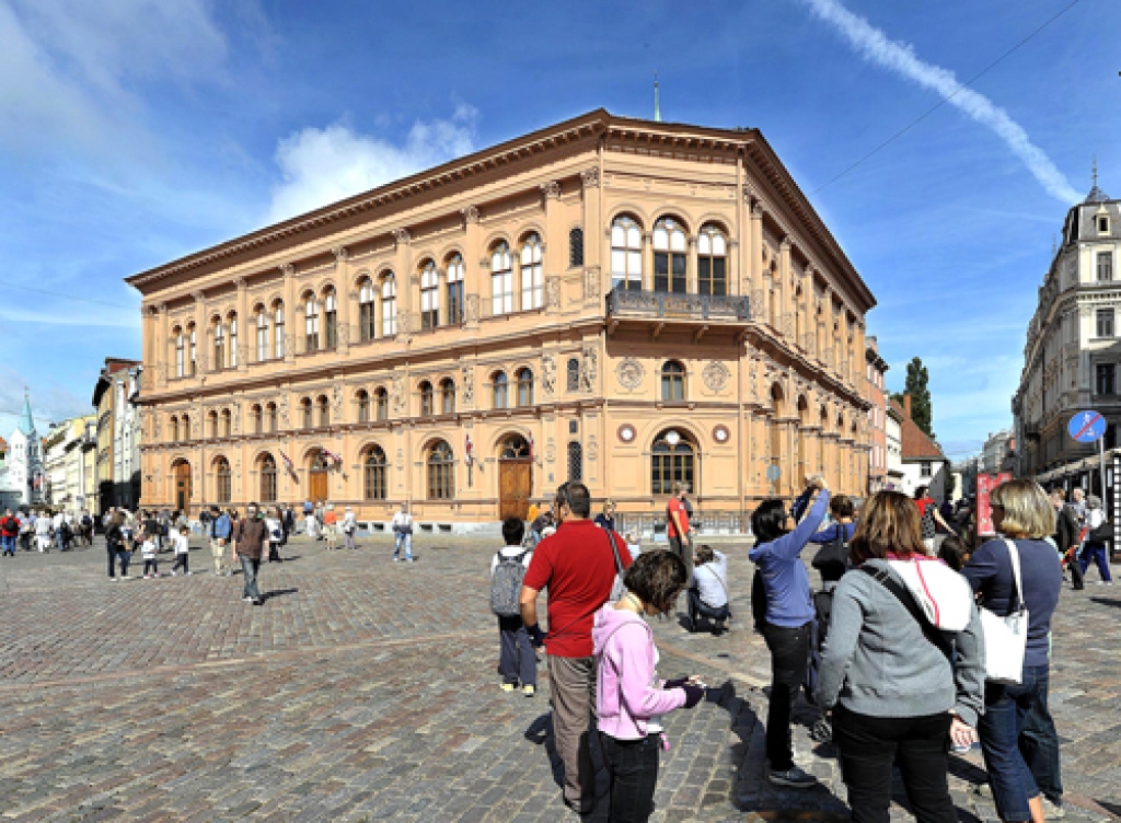 Vēsturisko Biržas namu, kurā atrodas jaunais muzejs, 19. gadsimtā pēc Venēcijas palaco (pils) parauga ir projektējis Pēterburgas arhitekts  H. Bosse. 