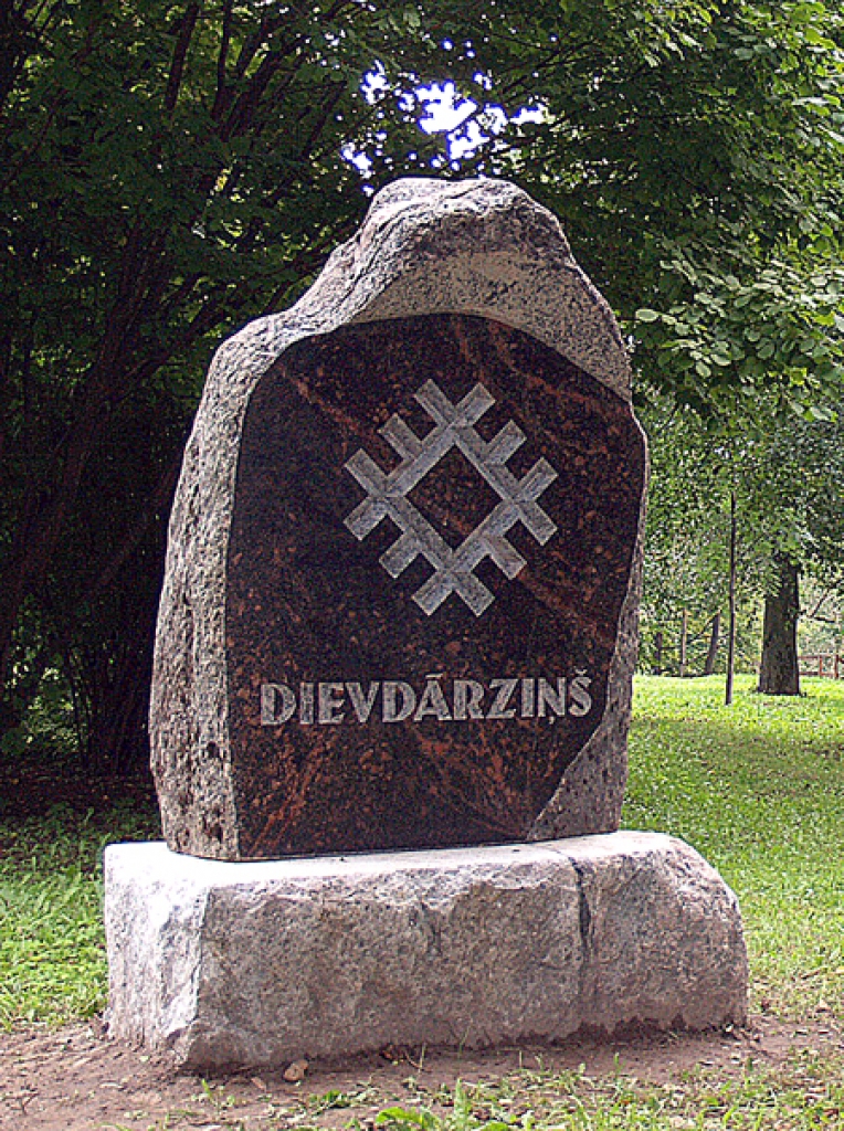 Akmens, kuru darinājis akmeņkalis Uldis Sterģis. 