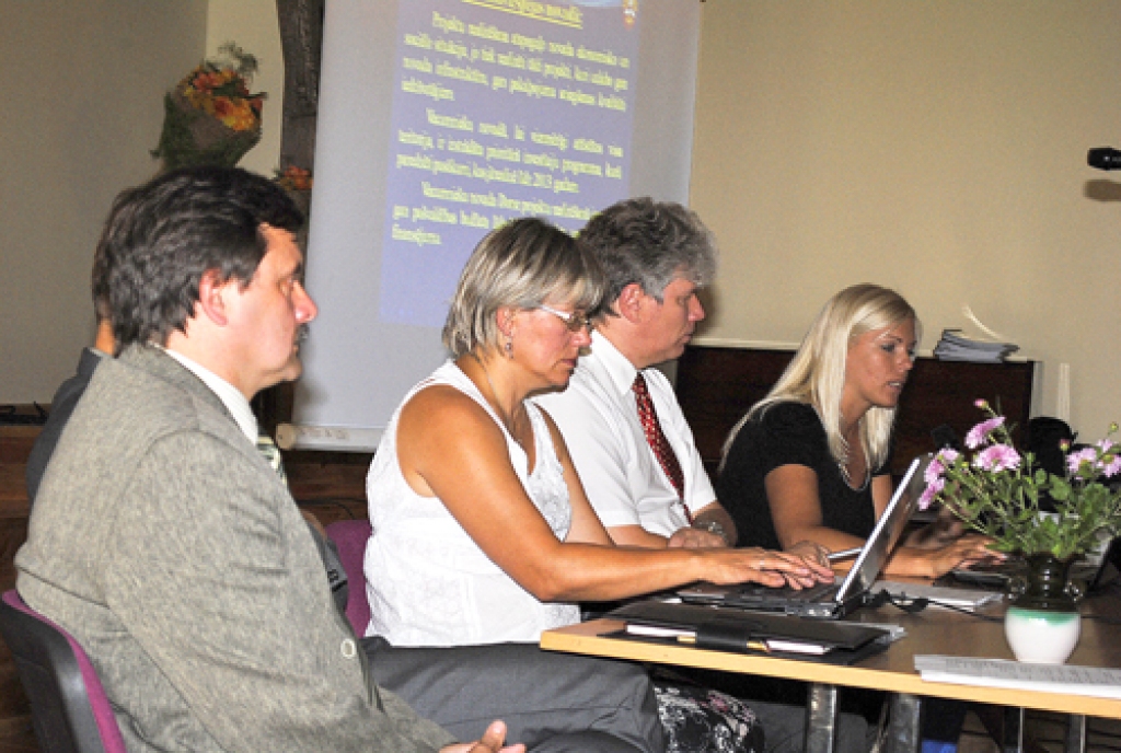 Bārbeles tautas namā notika izpilddirektoru semināra prezentācijas. Ēkas rekonstrukcija ir viens no šogad īstenotiem projektiem Vecumnieku novadā. Attēlā no labās Dace Šileika, pirmais no kreisās Guntis Kalniņš. 