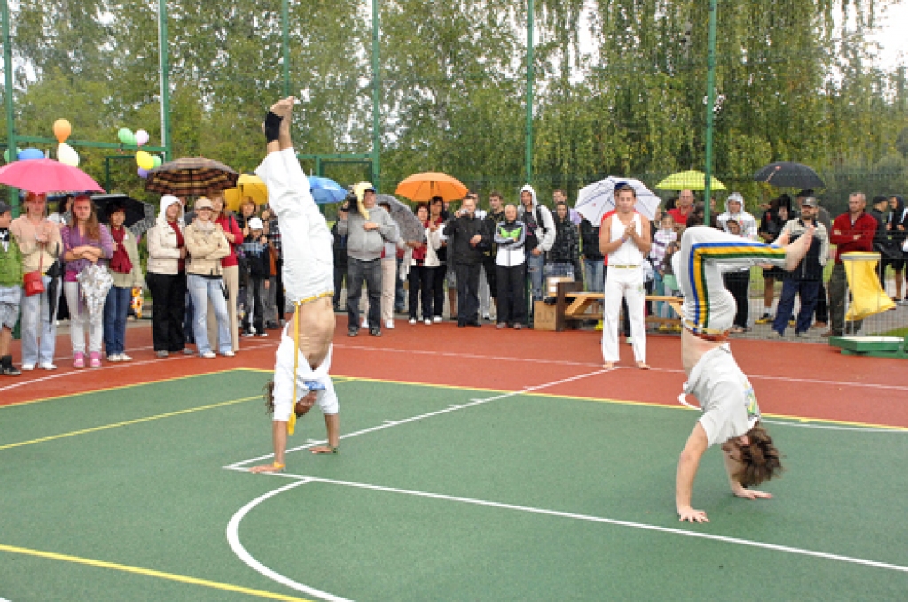 aunā sporta laukuma atklāšanā bija iespēja vērot neredzētu «capoeira» priekšnesumu – dejas, kaujas mākslas, ritma filozofisku apvienojumu.