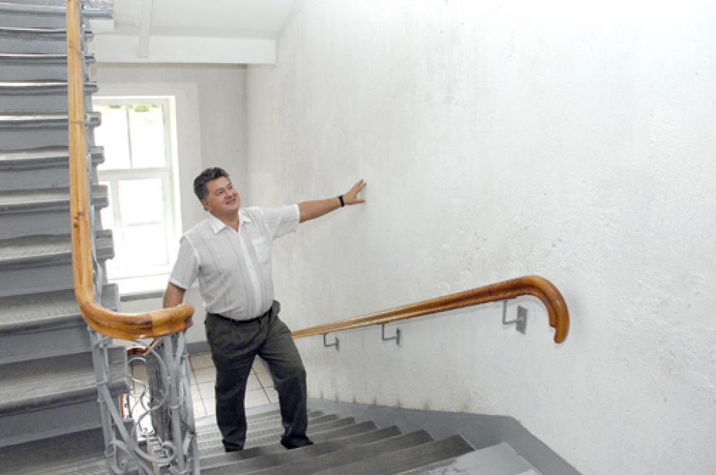 Jānis Rumba, Bauskas pilsētas pamatskolas direktors, tic celtnieku solītajam, ka vecajā korpusā kāpņu telpu remontu viņi pabeigs līdz mācību gada sākumam. 