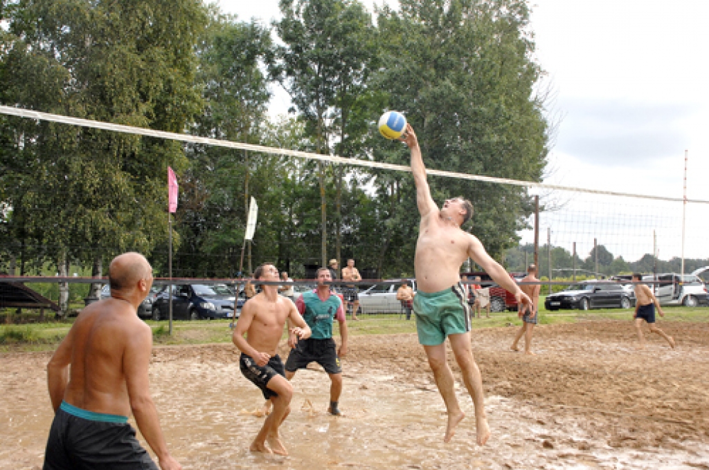 «Īslīčos» Bauskas novada kausu izcīņa volejbolā pulcēja deviņas komandas. 