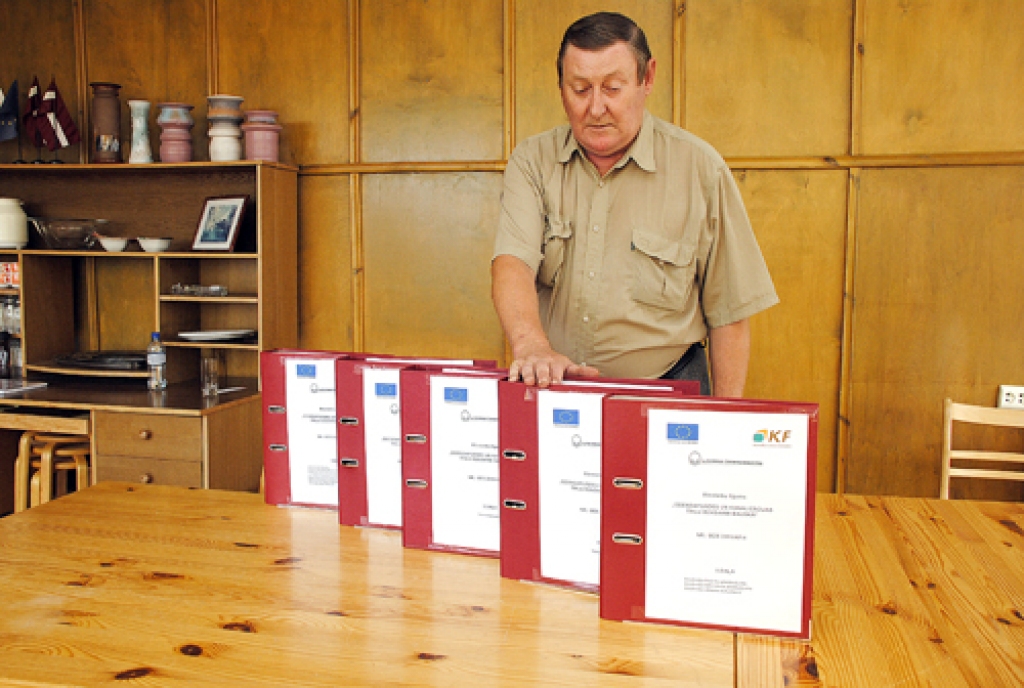 Gunārs Akmeņlauks, ūdenssaimniecības vadītājs, apstiprina projekta nopietnību – Bauskas ūdensapgādes un kanalizācijas tīklu būvdarbu līgums aizņem piecas biezas mapes. 