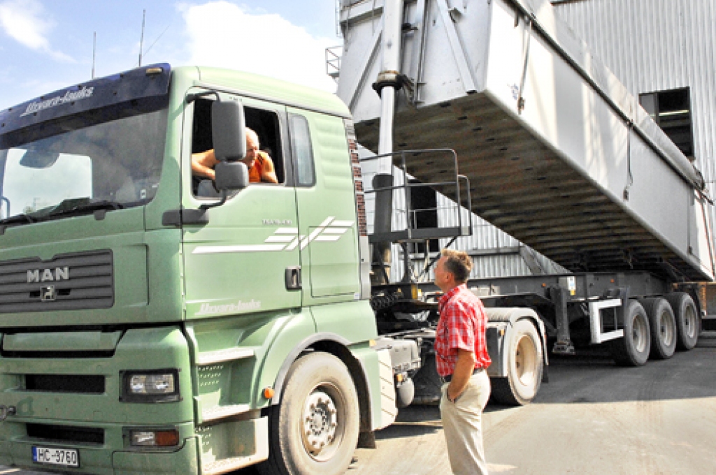 Agris Atmats (automašīnā), SIA «Uzvara-Lauks» šoferis, 17. augustā atveda uz «Šmuļu» kalti 240 tonnas graudu. Ar viņu sarunājas uzņēmuma galvenais agronoms Sergejs Kataņenko.