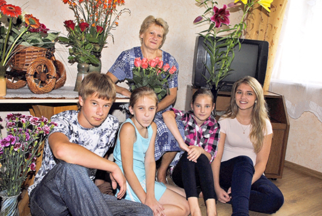 Ilga Margeviča ar mazbērniem (no kreisās) Endiju, Loretu, Diānu un Kitiju. 