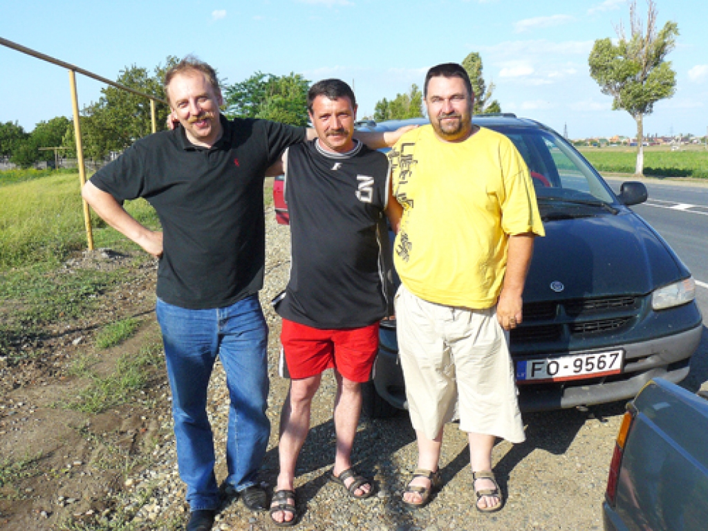 Dienesta biedru sirsnīgā sastapšanās – latvietis Māris (no labās), baltkrievs Dmitrijs un Donas kazaks Vladimirs – Rostovā pie Donas.