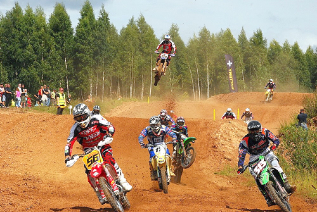 Andris Štendenbergs (virs tramplīna lidojumā) «Battery superkausa» posmā Kuldīgā bija septītajā vietā. 