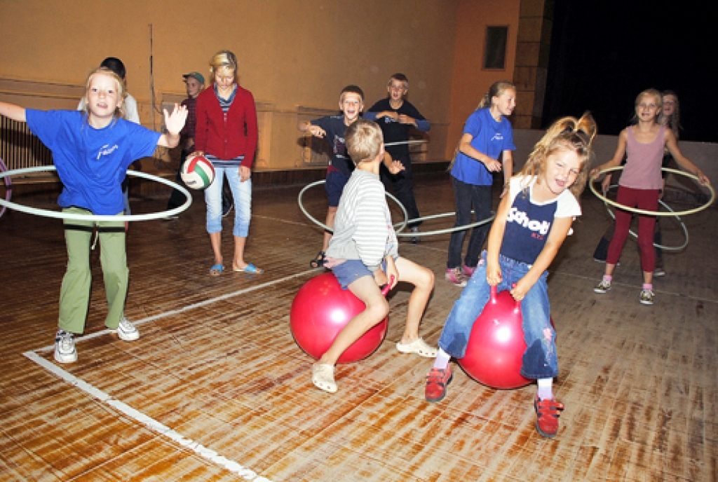 Veiklībā mērojas divas meiteņu, divas zēnu un viena pirmsskolas vecuma bērnu komanda. 