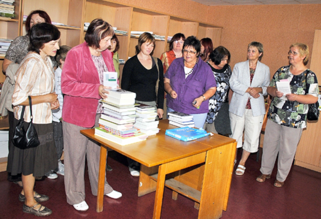 Baiba Tormane (centrā), Bauskas Cetrālās bibliotēkas direktore, sarunā ar Talsu galvenās bibliotēkas speciālistēm. 